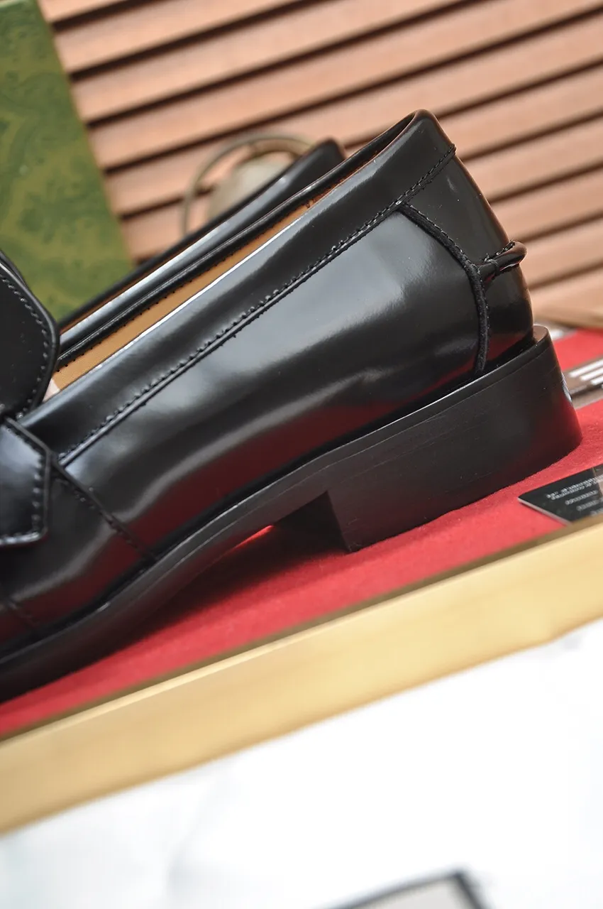 Men's shoes💰580💶Italy's top luxury men's shoe giant (GUCCI) (Gucci) (full cowhide lining) new arrival🍃Original European style🔰 Pleasant to the eye😍In order to make the shoes more durable and non-deformable🌀The production continues to follow traditional methods but there is still no lack of innovation💪Choose original sheepskin for the leather♻️ Smooth and natural And extra bright ⭐Made of imported cowhide, the first choice of rich people 38-45 (45 customized)